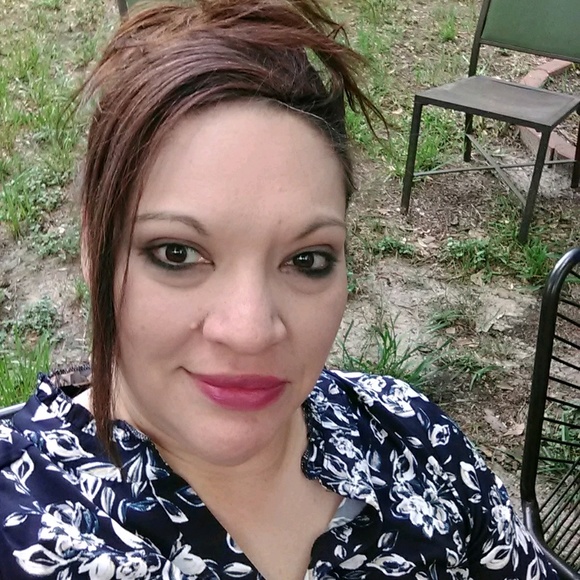Profile Picture of Sonia Lavador (@4miluvs) on Poshmark