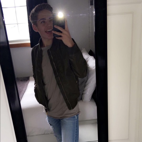 Profile Picture of Erik Lindgren (@_eriklindgren) on Poshmark