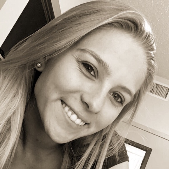 Profile Picture of Taylor Schell (@tschell26) on Poshmark