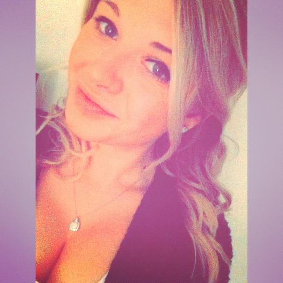 Profile Picture of Haley Reschke (@haleynancyellen) on Poshmark