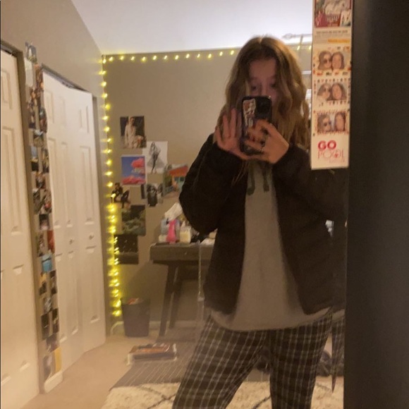 Profile Picture of Jacey Gray (@jacey_gray) on Poshmark