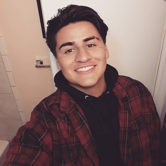 Profile Picture of Kevinn Telloo (@kevinxtello) on Poshmark