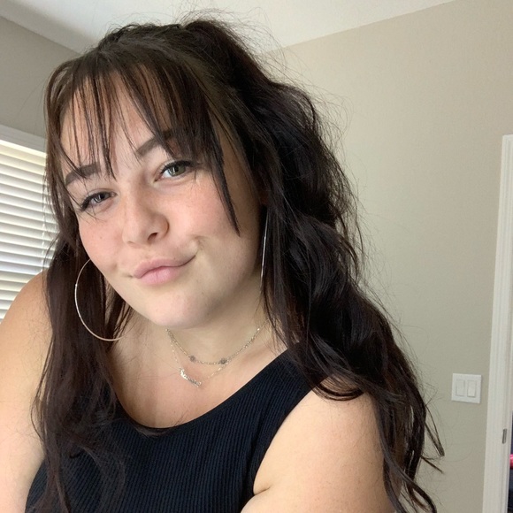Profile Picture of Kassie Macpeek (@kassiem07) on Poshmark