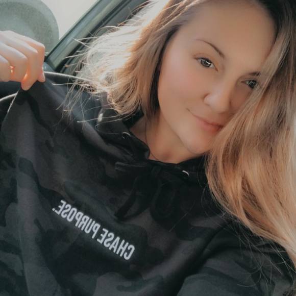 Profile Picture of Cheyenne Struttmann (@cheystrutt) on Poshmark