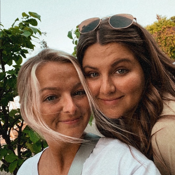 Profile Picture of Poshmark ambassador - morgan & madison Shimek (@shimfam) on Poshmark