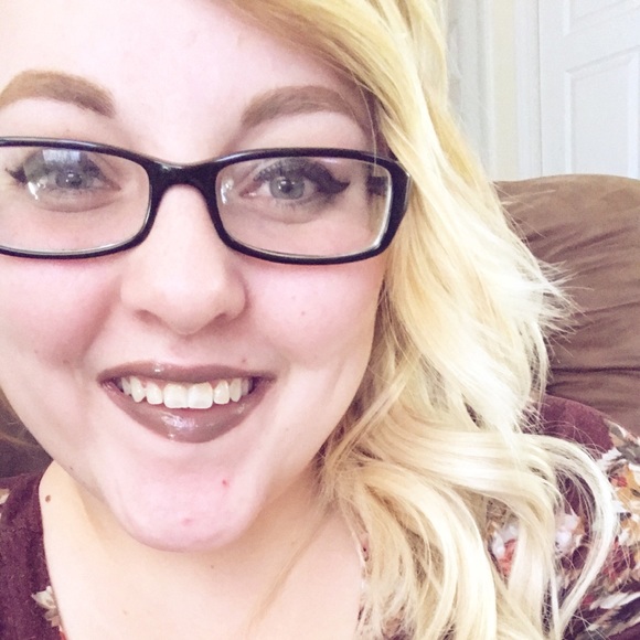 Profile Picture of Michele Hanks (@michelehanks) on Poshmark