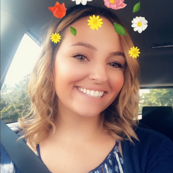 Profile Picture of Danielle Hendricks (@dhendricks1121) on Poshmark