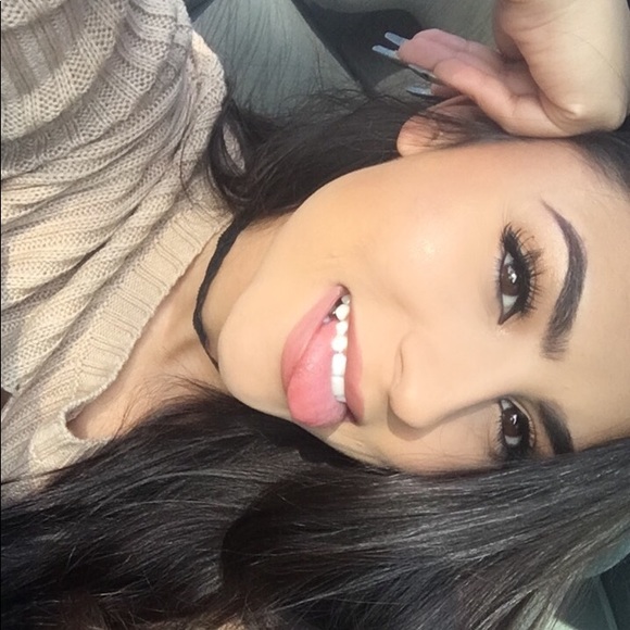 Profile Picture of Leah Quiroz (@leahq95) on Poshmark