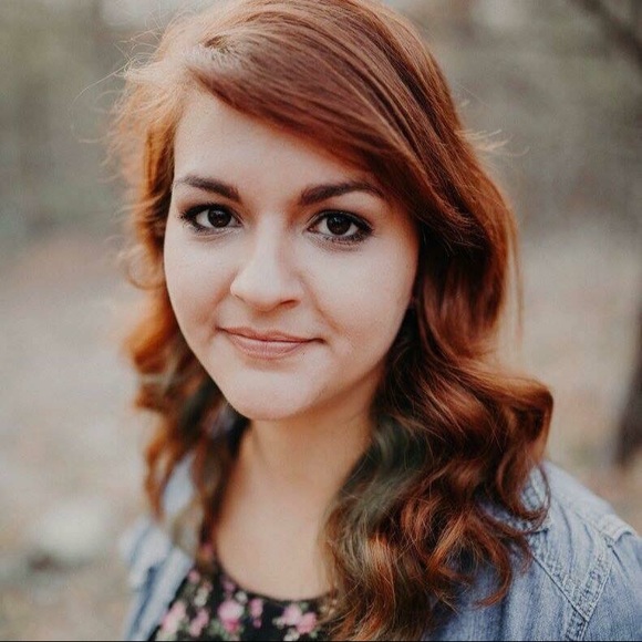 Profile Picture of Julia Bueno (@juliabueno) on Poshmark