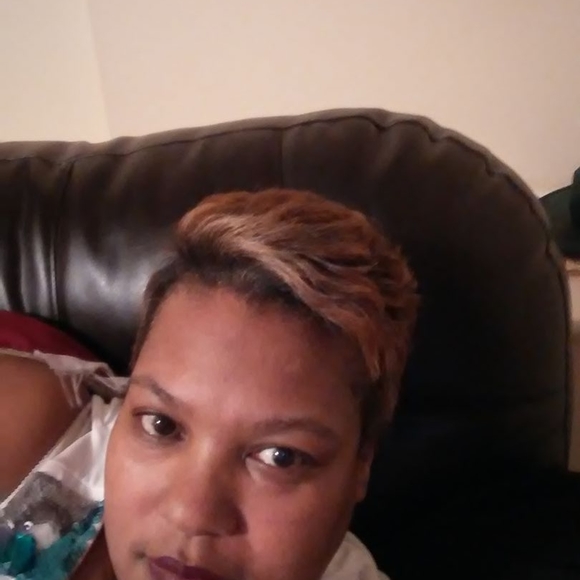 Profile Picture of Gwendolyn Fails (@gwendolynfails) on Poshmark