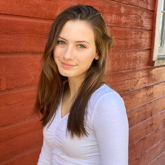 Profile Picture of Amelia Lyng (@miagraceee) on Poshmark