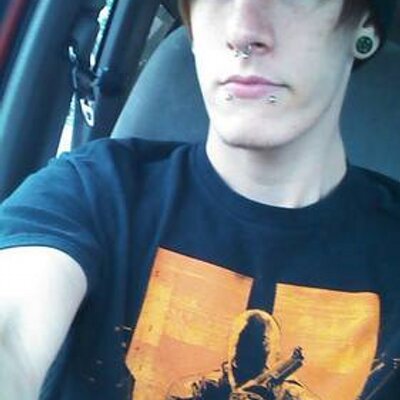 Profile Picture of Aron Matthew Hull (@aronMassacre) on Twitter
