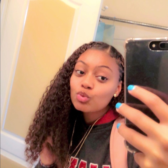 Profile Picture of Anissia Cayton (@anissiacayton) on Poshmark