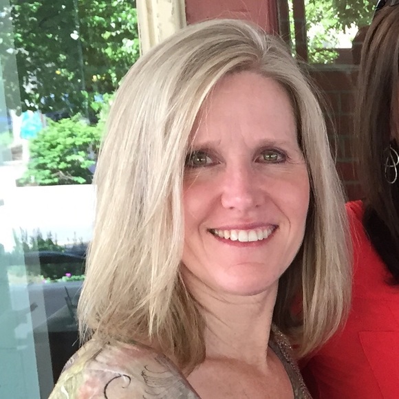 Profile Picture of Robyn Jaslow (@robynjaslow) on Poshmark