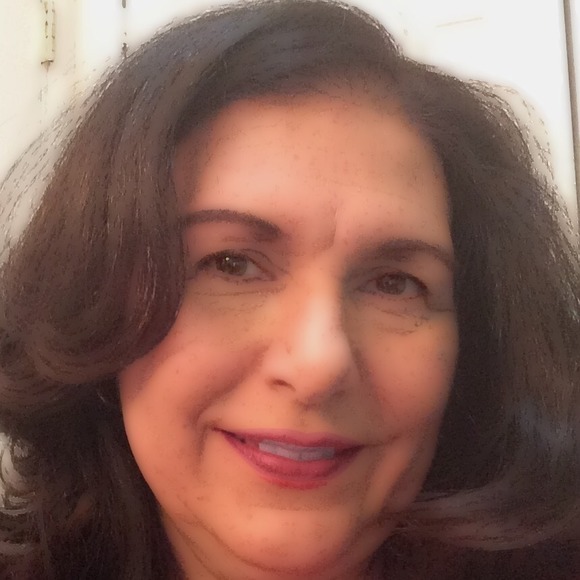 Profile Picture of Lynn Noboa (@lynniegurrl) on Poshmark