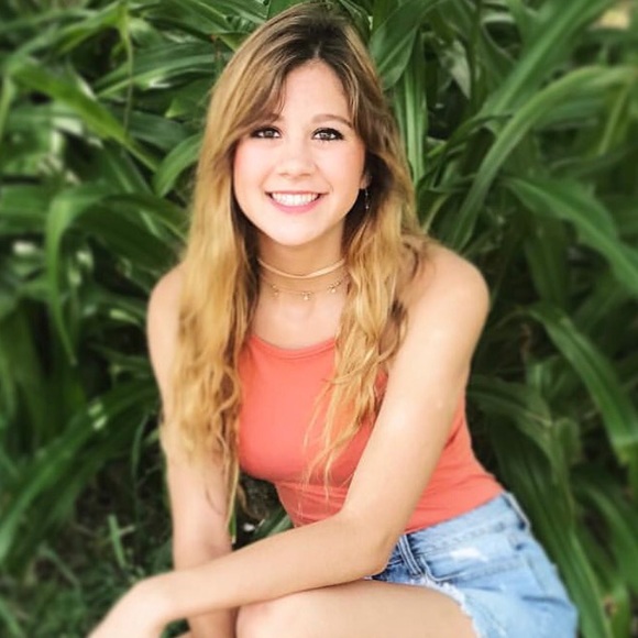 Profile Picture of Isabella Wiederhold (@bellawie) on Poshmark