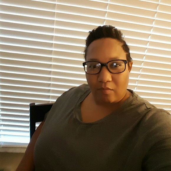 Profile Picture of Paulette Morris (@hotred81271) on Poshmark