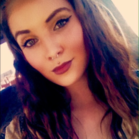 Profile Picture of Macy Greenup (@mgreenup1985) on Poshmark