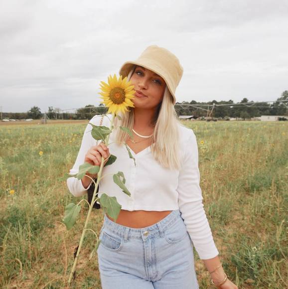 Profile Picture of Alaina Lapham (@alaina_lapham) on Poshmark