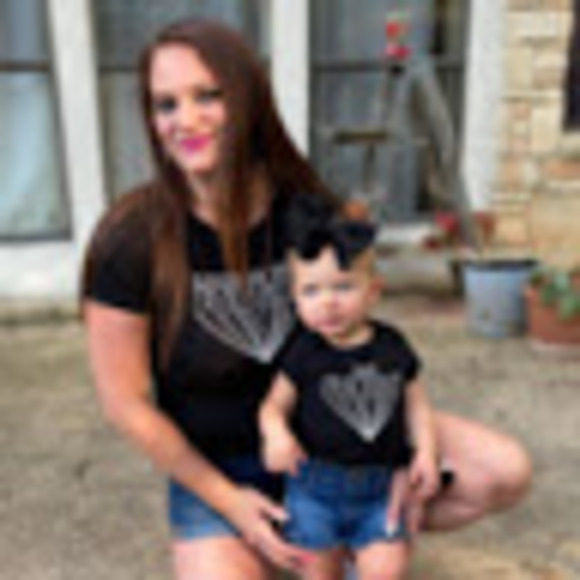 Profile Picture of Tami Weinelt (@tamika_812) on Poshmark