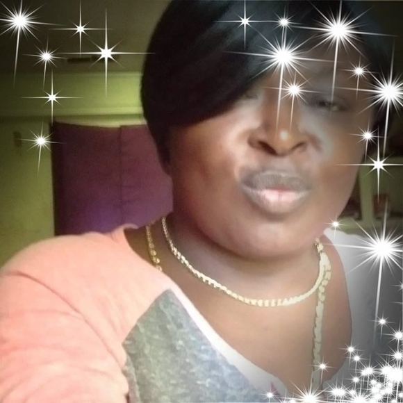 Profile Picture of Gabriella Simon (@gabriella_simon) on Poshmark