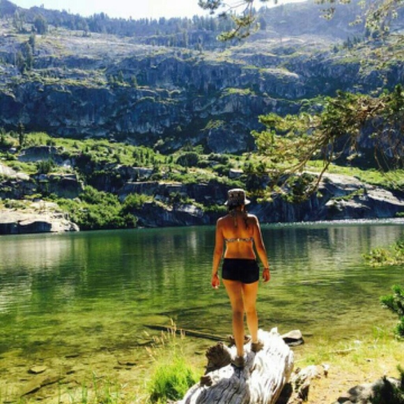 Profile Picture of Caitlin Ruszczyk (@cruszczyk) on Poshmark