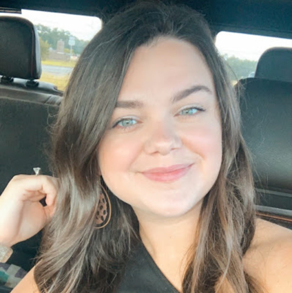 Profile Picture of Alyssa Barreth (@alyssab362) on Poshmark