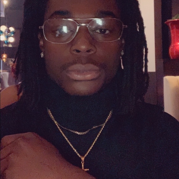 Profile Picture of Frantzini Cambronne (@frantzini) on Poshmark