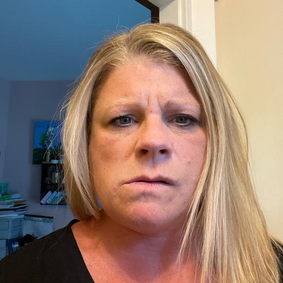 Profile Picture of Marianne Knox (@marianne_knox) on Poshmark