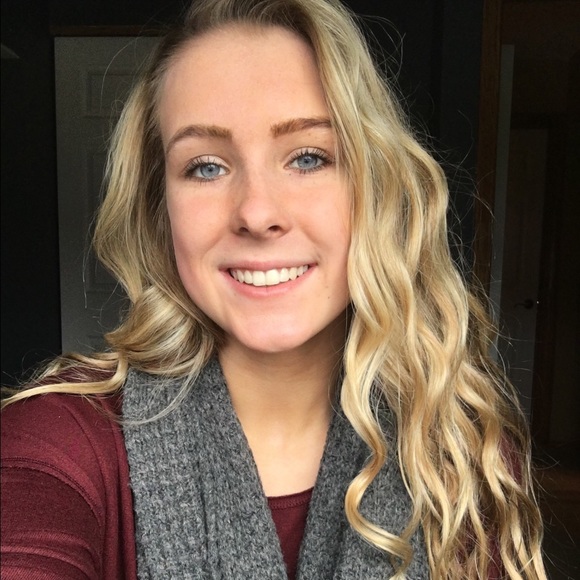 Profile Picture of Hannah Sturm (@hannahsturm) on Poshmark