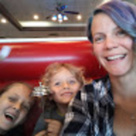 Profile Picture of Karen Atwater (@karen_atwater) on Poshmark