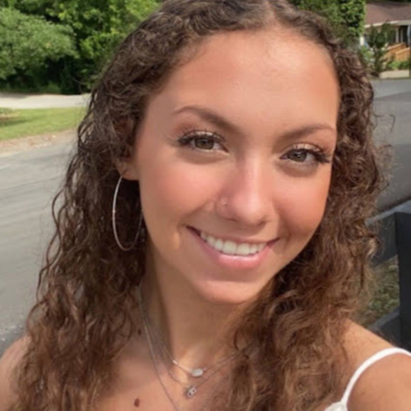 Profile Picture of Emma Lopinto (@emmalopinto) on Poshmark