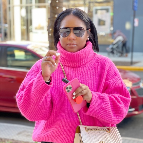 Profile Picture of Michaela Ralph (@akace) on Poshmark
