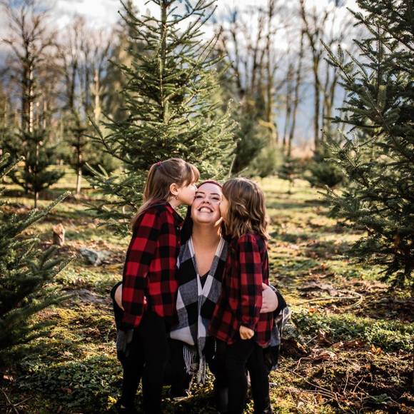 Profile Picture of Alex Dargatz (@alexdargatz) on Poshmark