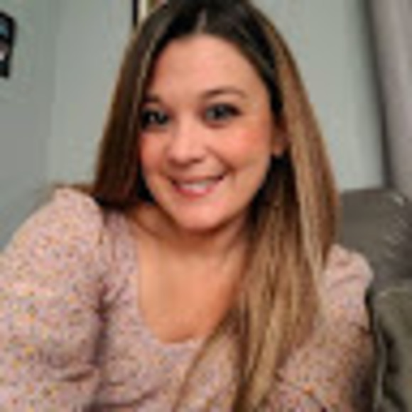 Profile Picture of Danielle Lamothe (@ddee1982) on Poshmark