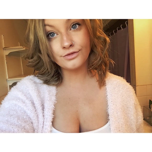 Profile Picture of Jessica Grimshaw (@delaneymonroe) on Poshmark