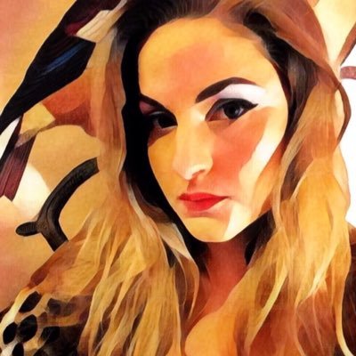 Profile Picture of Elizabeth Longo (@fille_eclaire) on Twitter