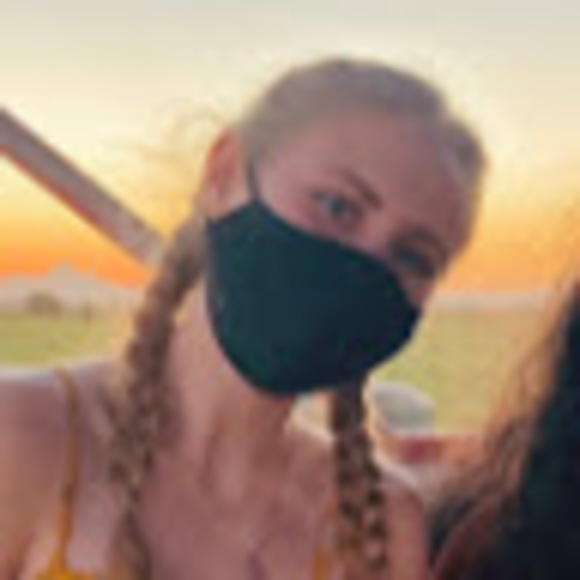 Profile Picture of Izzy Beeley (@izzybeeley) on Poshmark