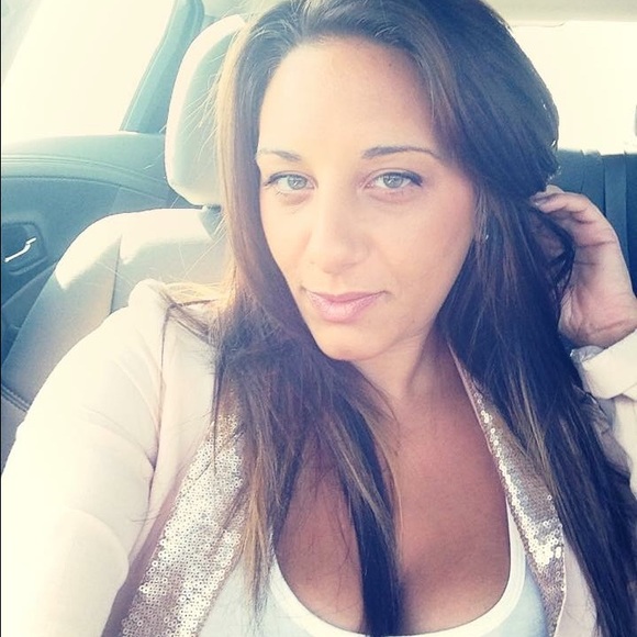 Profile Picture of Jessica Mozzicato (@mozziibabii) on Poshmark