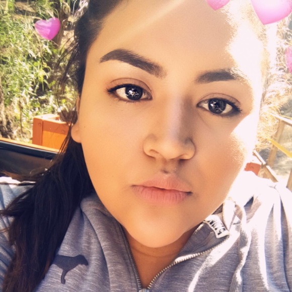 Profile Picture of Iris Chacon (@iris_duuhcx) on Poshmark