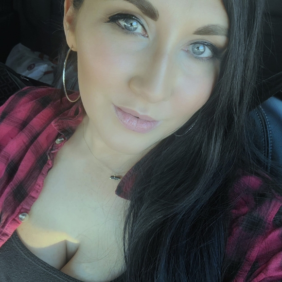 Profile Picture of Cassandra Brown (@xxsandyizmxx) on Poshmark