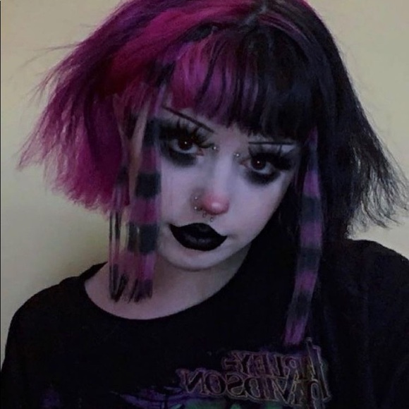 Profile Picture of Violet Davidson (@violet_davidson) on Poshmark