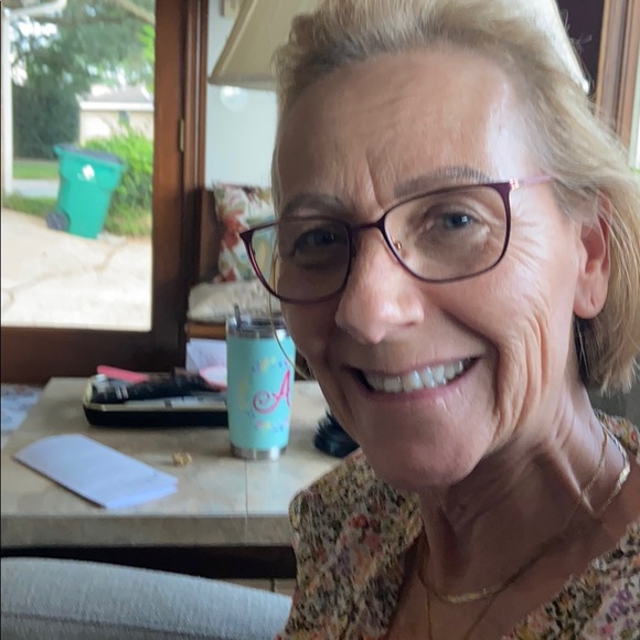 Profile Picture of Adele Lucas (@adelelucas2000) on Poshmark