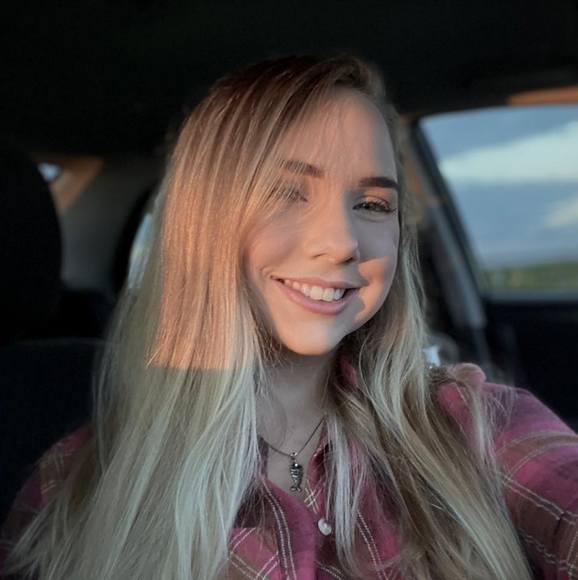 Profile Picture of Claire Blakemore (@clairebmore) on Poshmark
