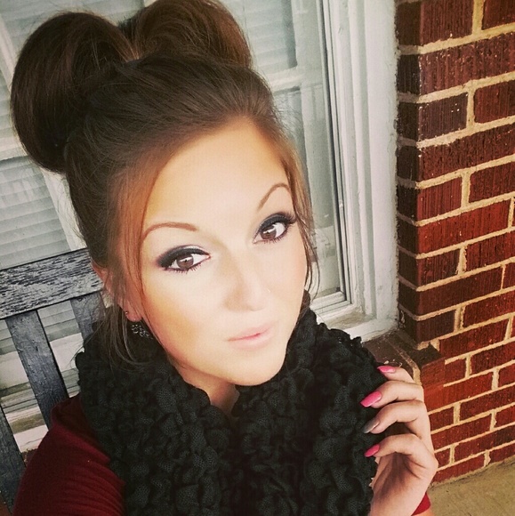 Profile Picture of Lyndsi Cheshire (@lyndsicheshire) on Poshmark