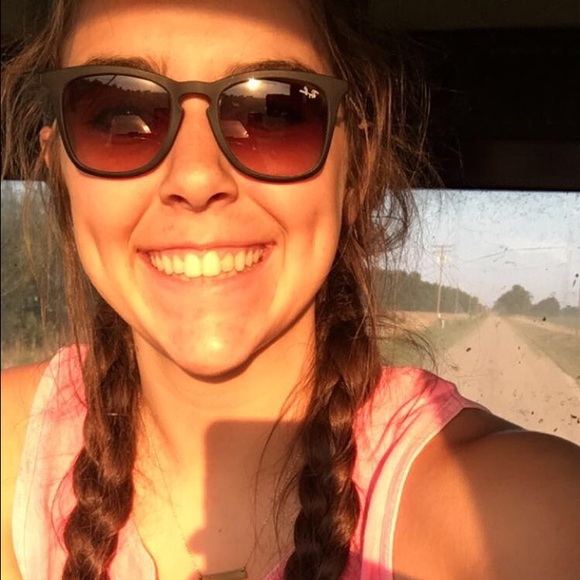 Profile Picture of Taylor Richards (@taylorjane00) on Poshmark