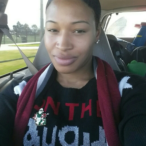 Profile Picture of Monique Hogan (@barker100) on Poshmark