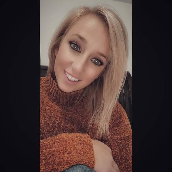 Profile Picture of Erica Entzminger (@supa_sweet_lady) on Poshmark