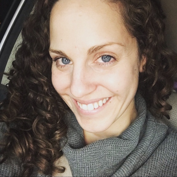 Profile Picture of Beth Navejas (@bethnavejas) on Poshmark
