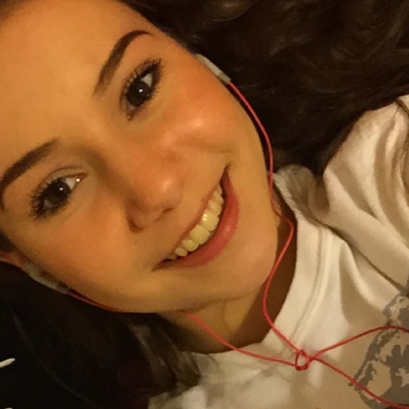 Profile Picture of Hayley Sakers (@hayleysakerz) on Poshmark